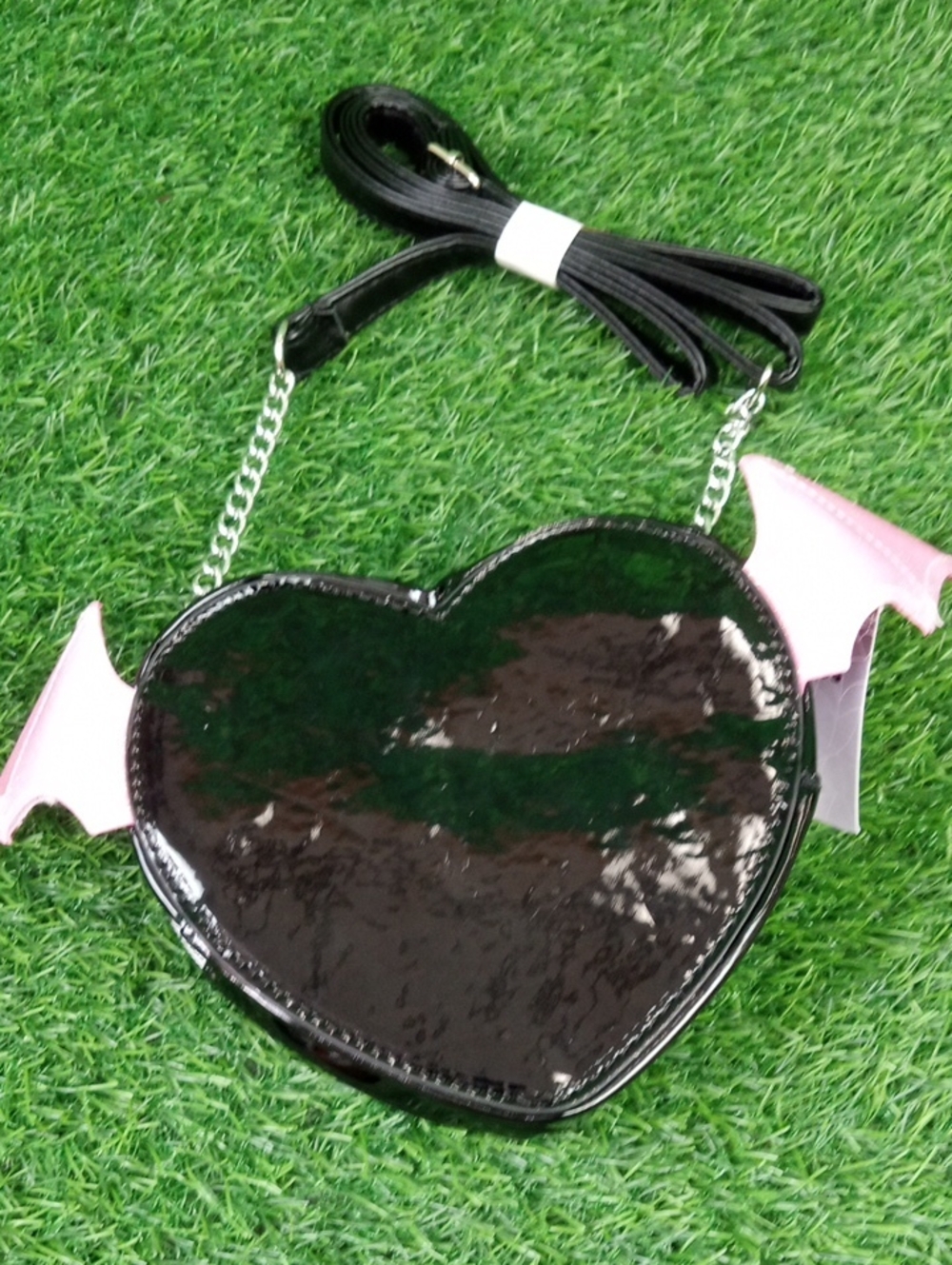 👻 Claire's Black Heart Skull Crossbody Bag with Pink Wings - Picture 4 of 5